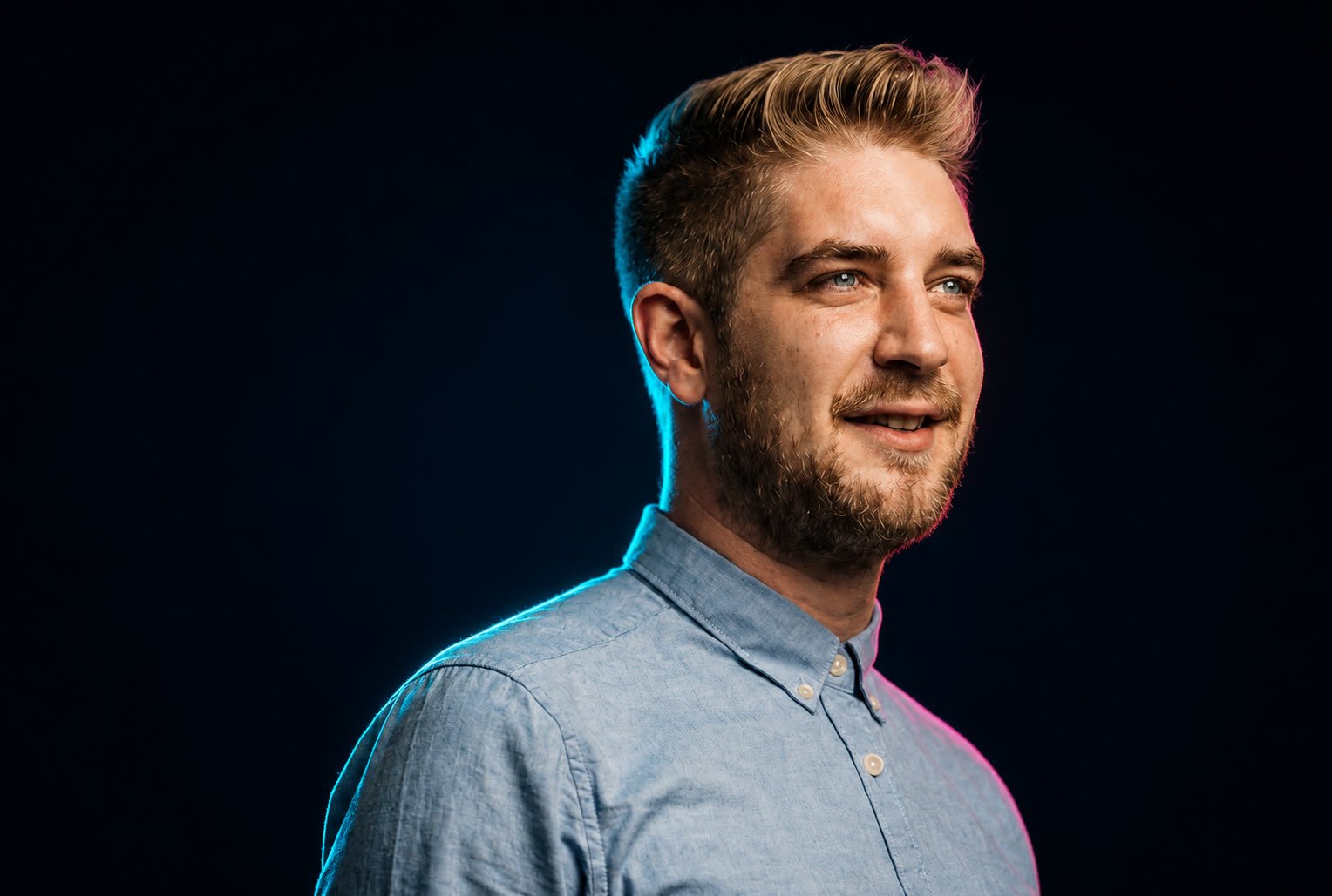 Max Görges, Markenmacher aus Kassel, im Neon-Licht